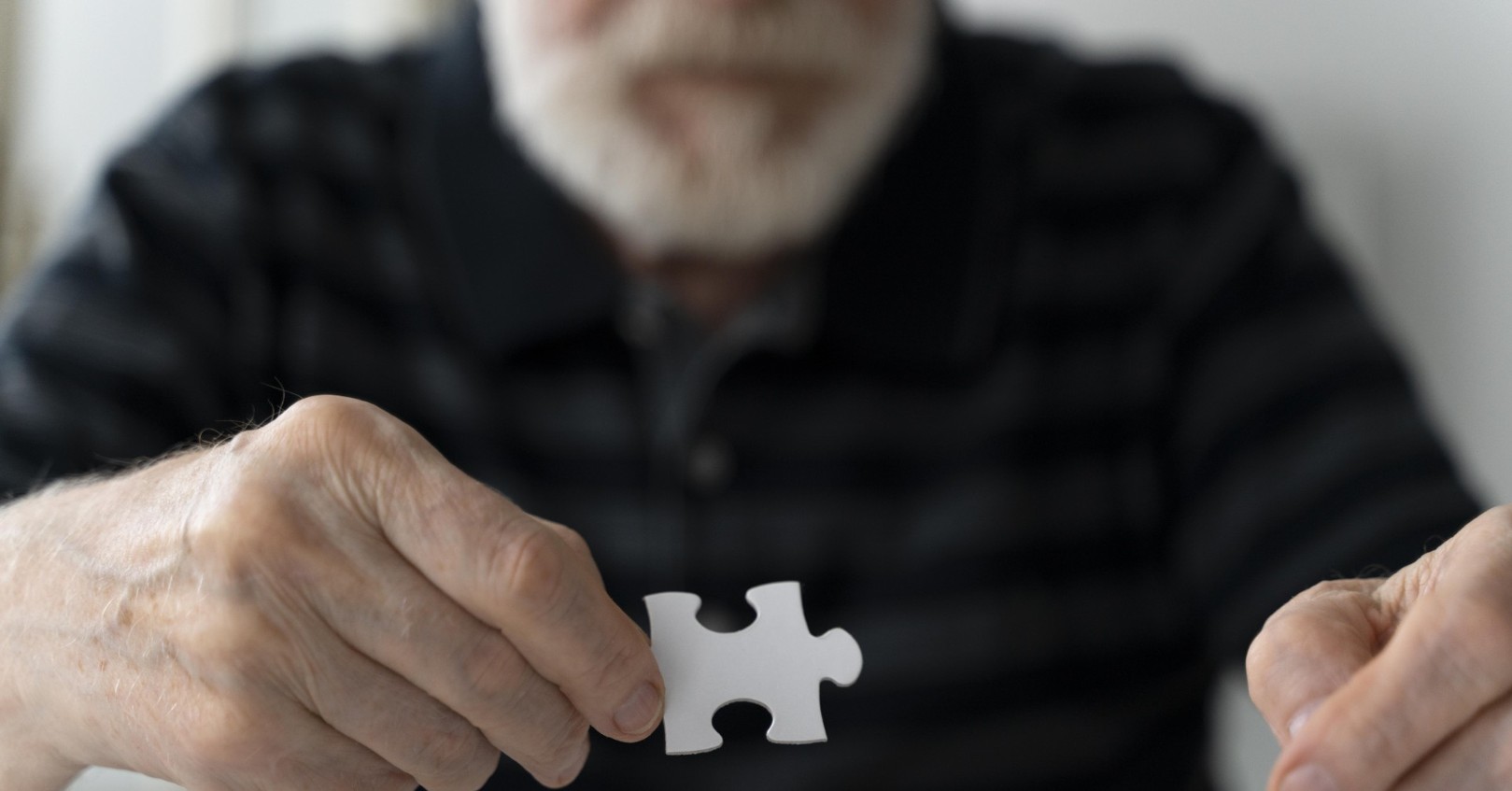 Policja uratowała 80-latka z Alzheimerem. Wędrował nocą w bieliźnie