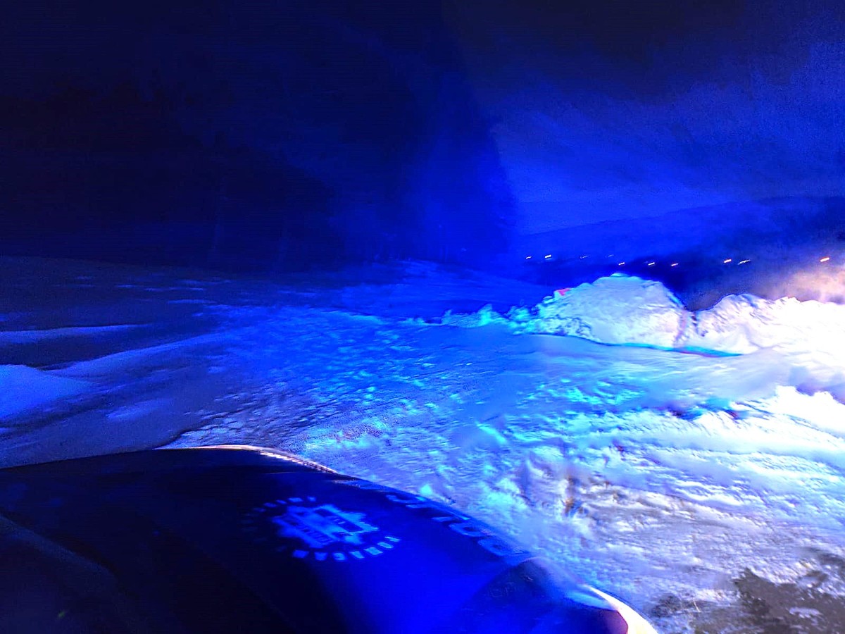 Policjanci uratowali mężczyznę przed zamarznięciem w lesie