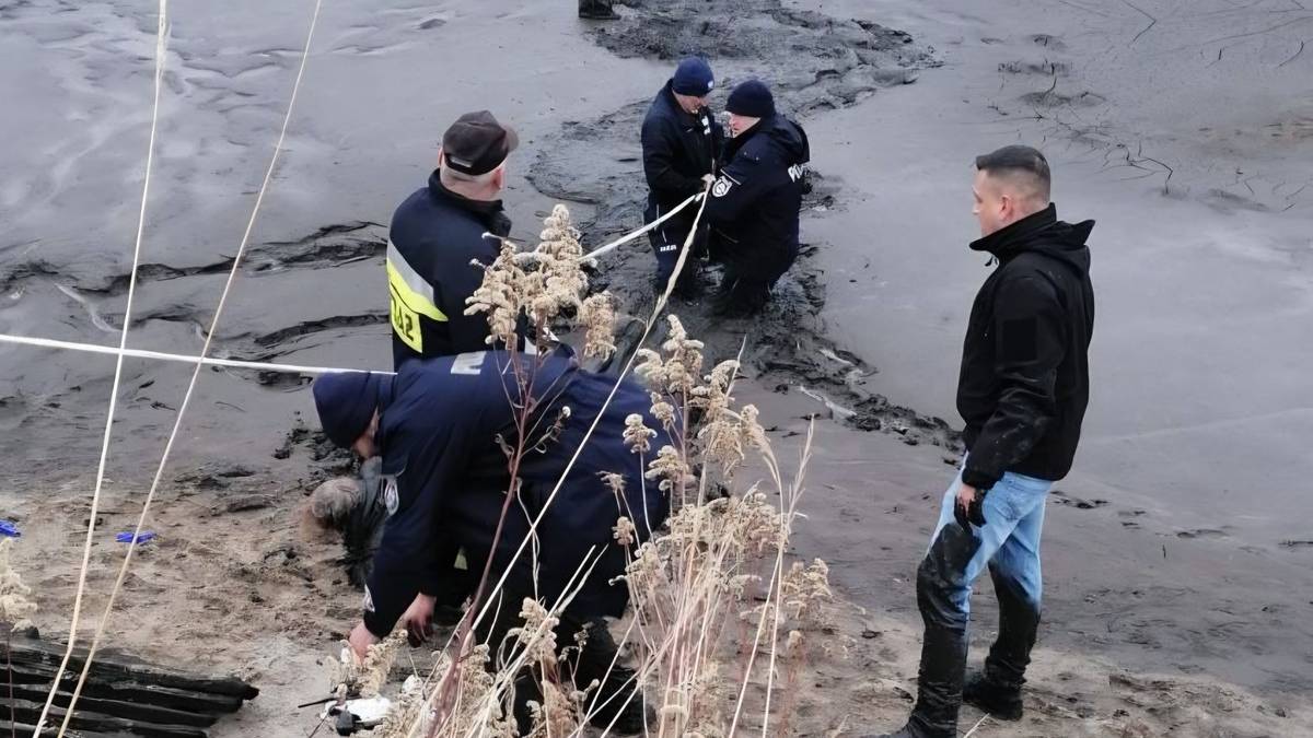 73-latka odnalazła się w stawie. Wyciągnęli ją na brzeg