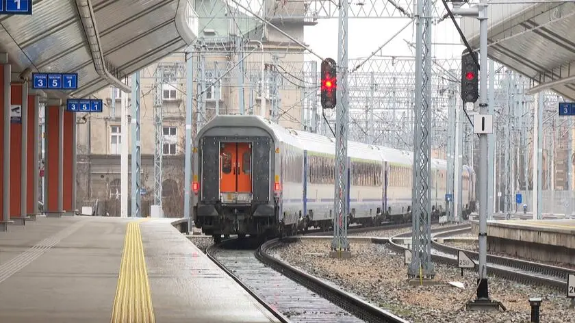 5-latka sama w pociągię. Funkcjonariusz celny uratował dziecko