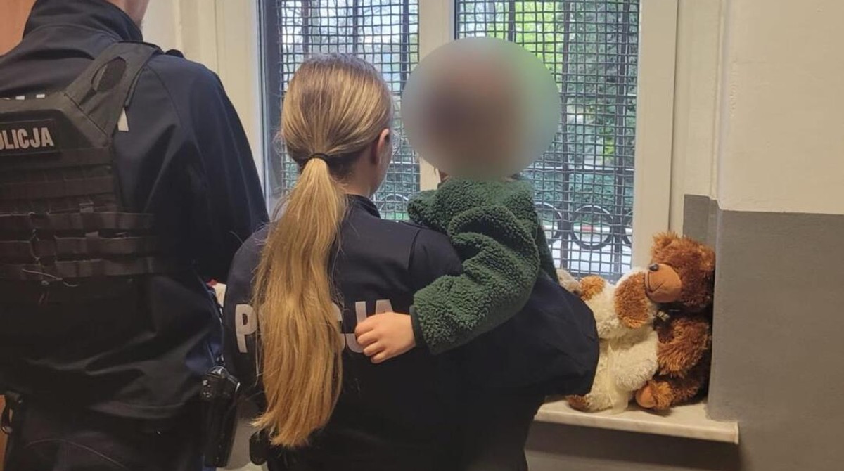 3-latka szła sama ulicą. Pokazała policjantom trzy paluszki