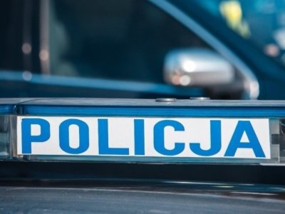 Pomogły zagubionemu seniorowi na skraju lasu. Policja chwali mieszkanki