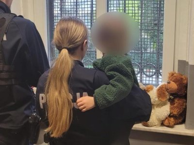 3-latka szła sama ulicą. Pokazała policjantom trzy paluszki