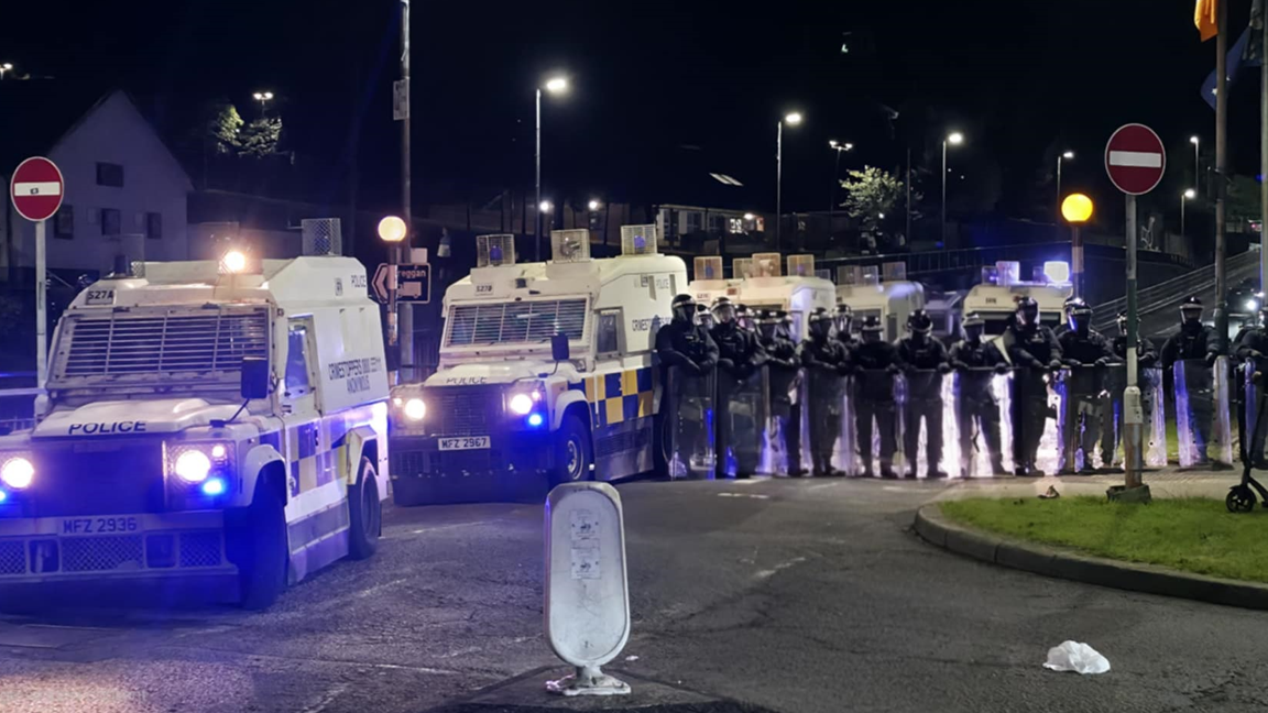 Atak nożem na policjantów w Derry. Śledztwo ws. zabójstwa