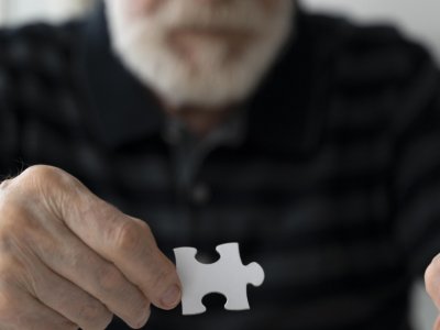 Policja uratowała 80-latka z Alzheimerem. Wędrował nocą w bieliźnie